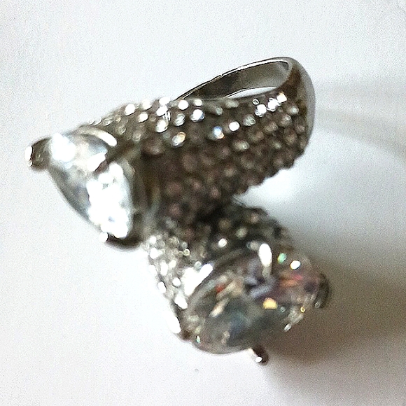 Jewelry - UNIQUE ROUND/OVAL RING SIZE 8